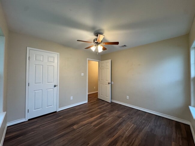 Building Photo - Ready for move in!