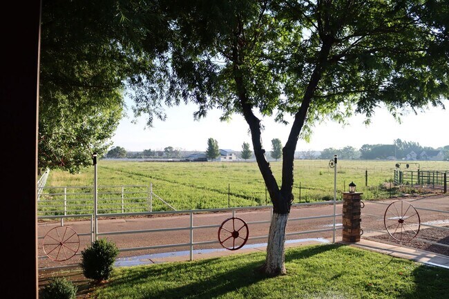 Building Photo - Gorgeous location, spectacular amenities, 3 bedroom furnished home for rent.