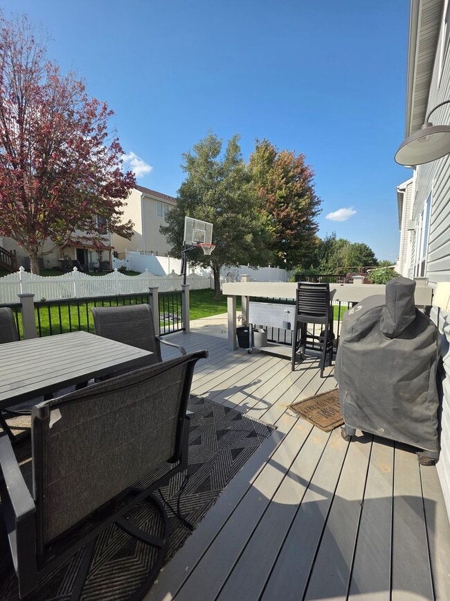 Building Photo - Executive Four Bedroom Rental w/ Office!