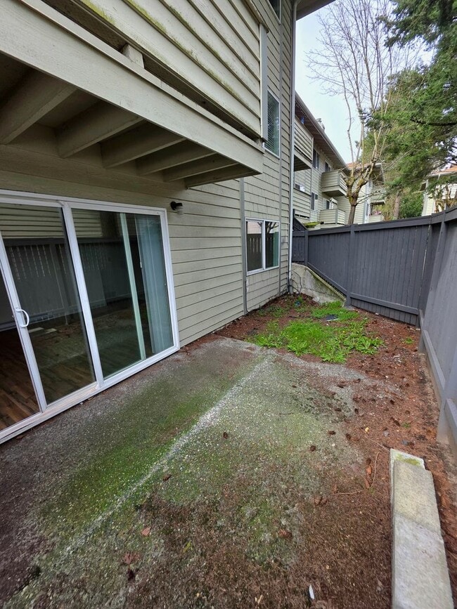 Building Photo - Renton Sunset Heights Condominiums - 2 bedroom 1 bathroom lower floor unit - Water, Sewer & Garba...