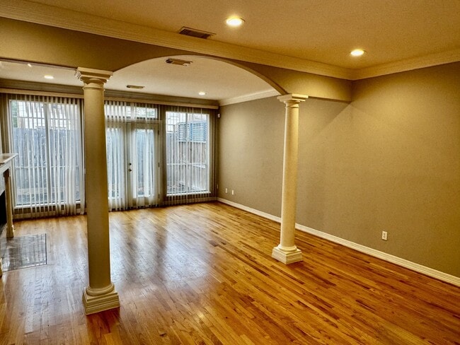 Building Photo - 4916 Travis St