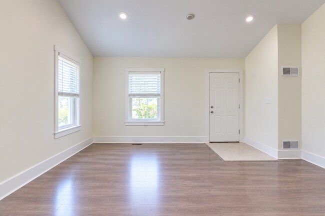 Building Photo - 65 Maytown Ave