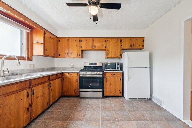 Building Photo - Beautiful 3 bedroom home in Jeannette available July 1!