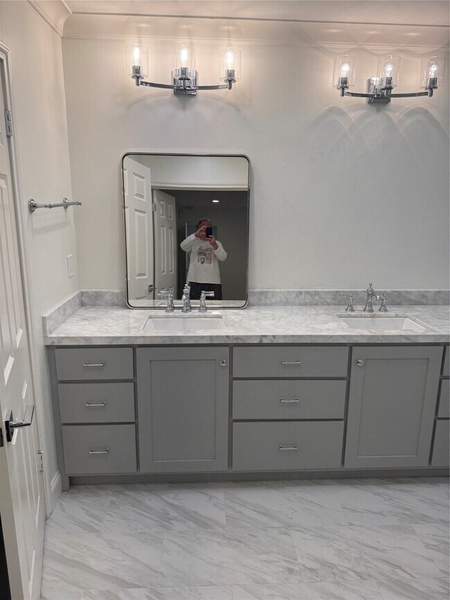 Building Photo - 4726 Ivanhoe St