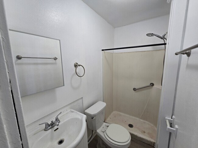 Building Photo - 740 W 11th St