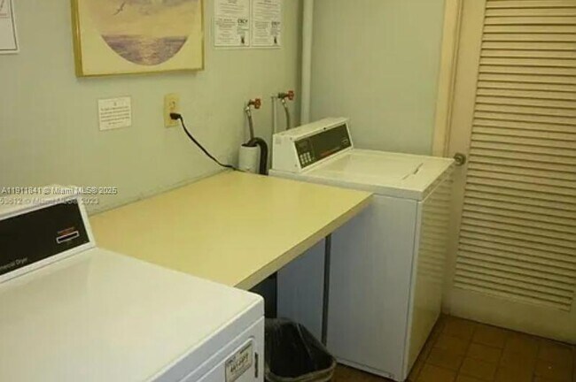 Building Photo - 1425 Arthur St