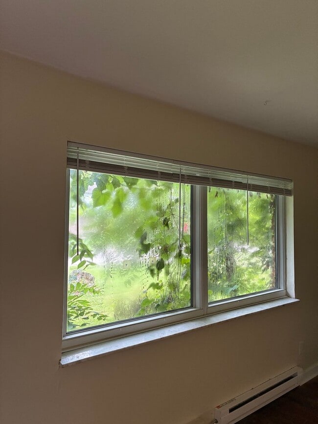 Building Photo - Cozy 2 Bedroom 1 Bath Duplex! Available Now!