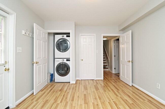 Building Photo - Convenient to Rt 29 & The Shops at Stonefield