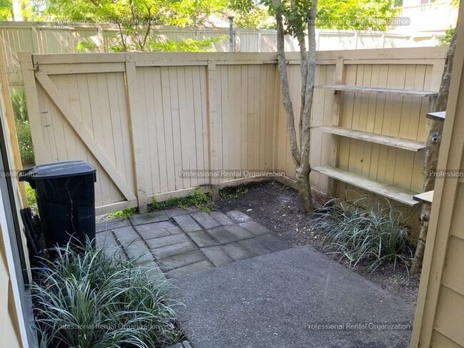 Building Photo - Single level condo in one of the nicest developments in Bennett Valley