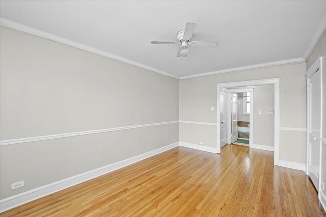 Primary Photo - Top Floor Forest Park Studio with Spacious...