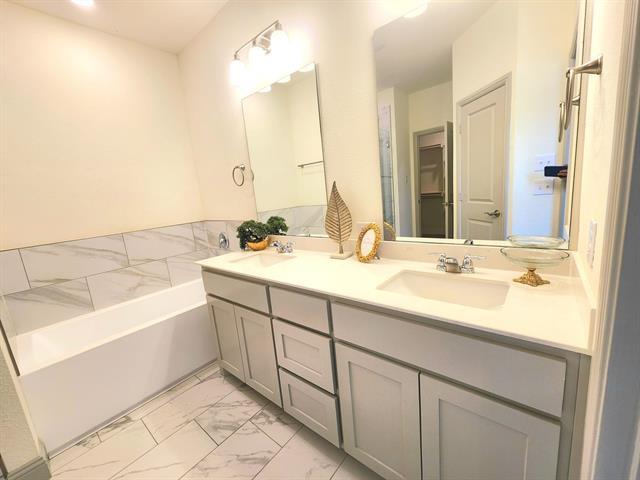 Building Photo - 490 Oak Crk Dr