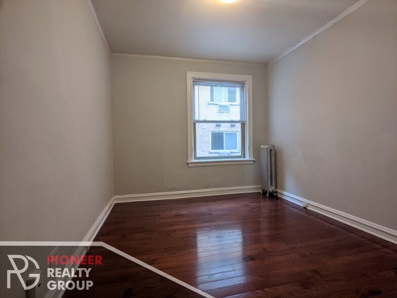 Building Photo - 542 W Surf St