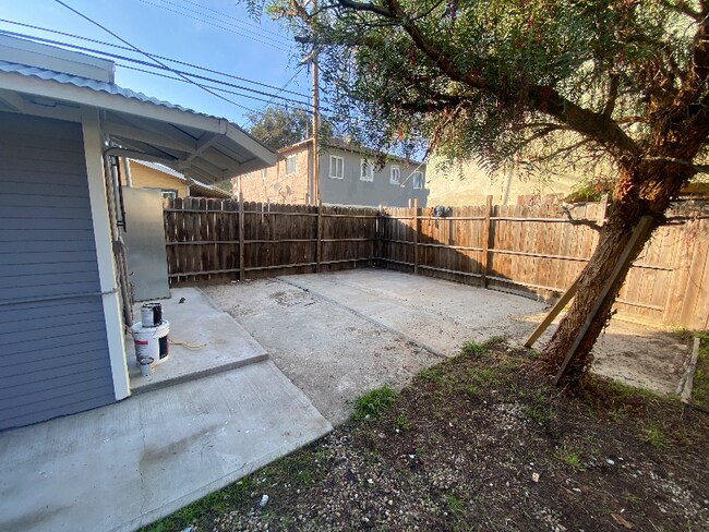 Building Photo - 725 S Osage Ave