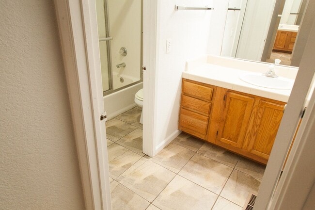 Building Photo - Great location, 2 Bedroom Condo