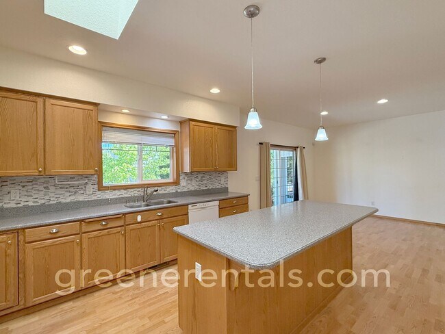 Building Photo - Spacious & Bright 3BD/3BA Home for Rent in...