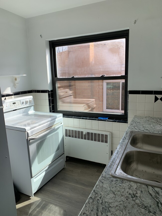 Building Photo - 3069 Glenmore Ave