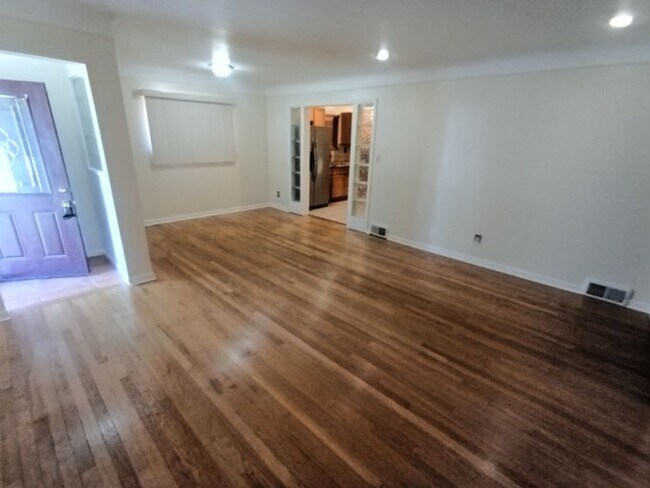 Building Photo - Beautiful, sprawling, brick ranch - $1700/mo