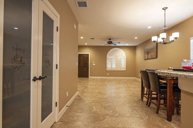Building Photo - STYLISH EASTSIDE HOME