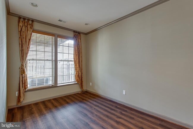 Building Photo - 22000 Avonworth Square