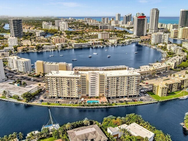 Building Photo - 401 Golden Isles Dr