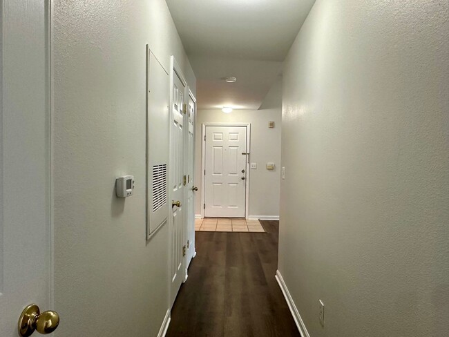 Building Photo - 2 Bed/2 Bath Condo, Gated security, Tons o...