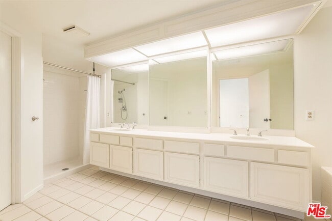 Building Photo - 1559 Palisades Dr