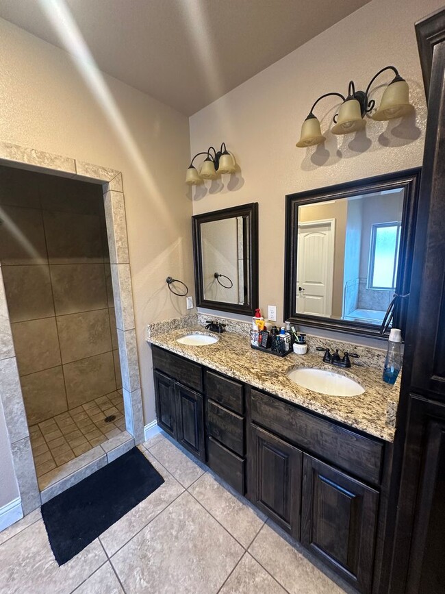Building Photo - Stunning 4 Bed 2 Bath Home! Parkview Schoo...