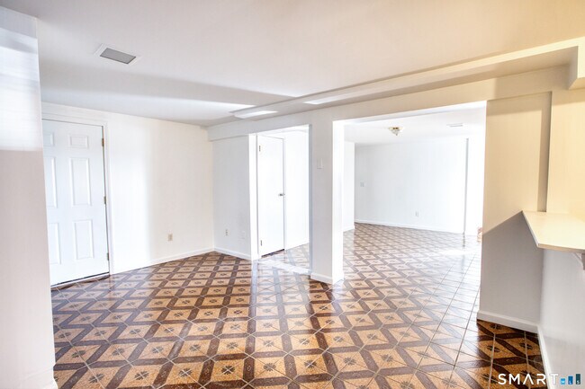 Building Photo - 25 Alexander St