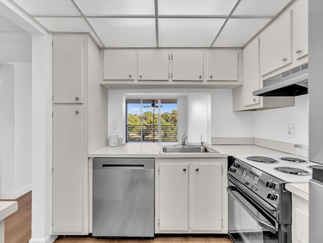 Building Photo - 9470 Poinciana Pl