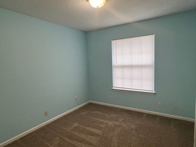 Building Photo - 3BR/2BA Available Immediately