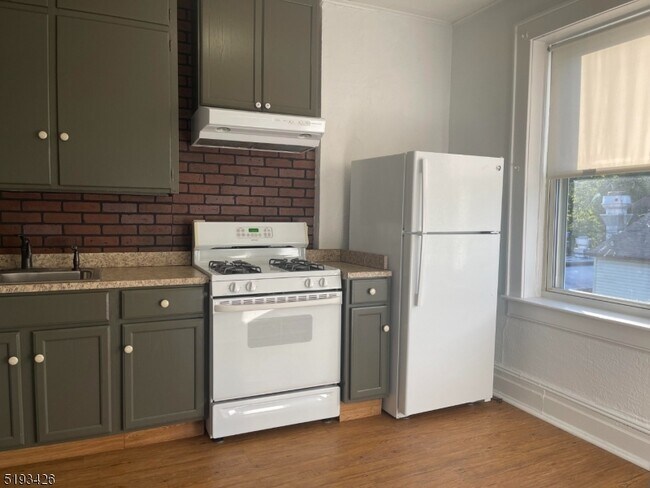 Building Photo - 4 Highland Pl