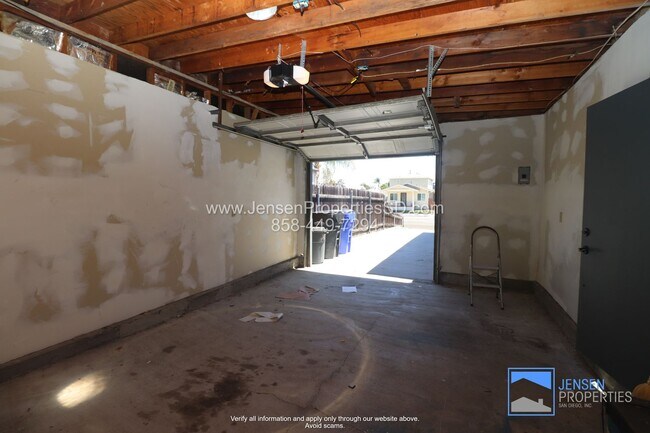 Building Photo - 2BR/1BA HOUSE w/ DRIVEWAY + GARAGE, WASHER...