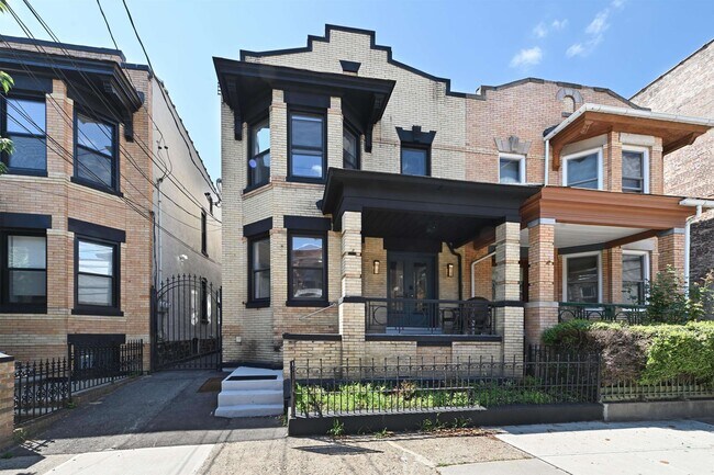 Building Photo - 23 Concord St