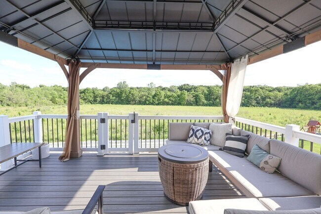 Building Photo - 4 Bedroom, 4 Bath Home w/Backyard Heated Pool overlooking Pearl's Fen