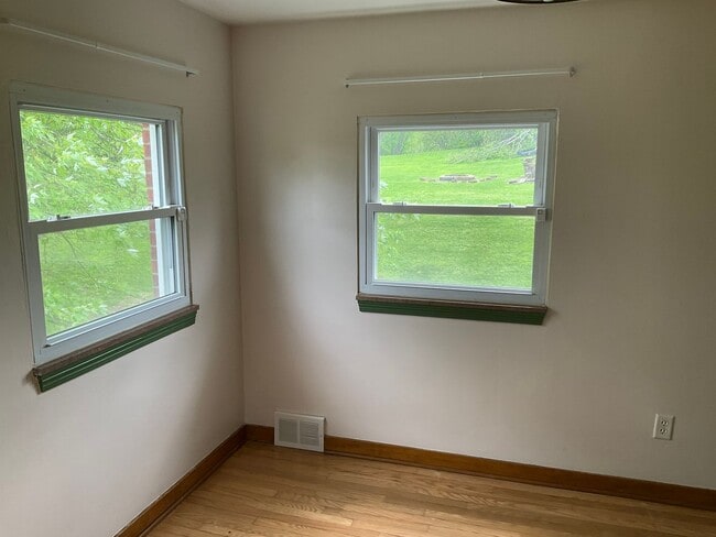 Building Photo - 3 Bedroom - Peaceful Living Just Minutes f...