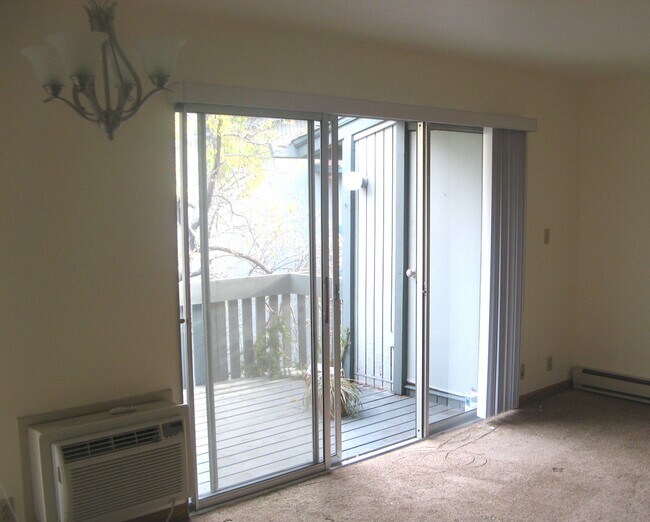 Spacious living/dining room - 1036 Oak Grove Rd