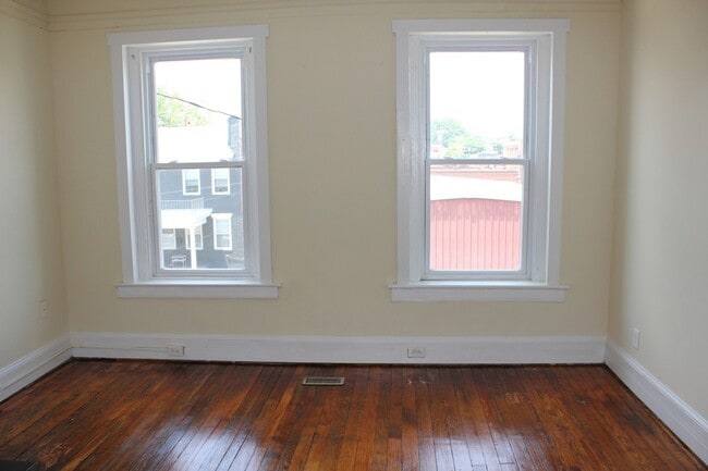 Building Photo - Spacious four bedroom, two full bath Fan/VCU area home. Available in August.