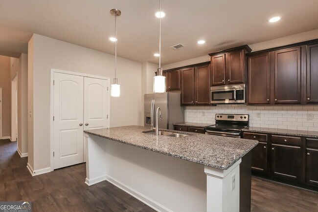 Building Photo - 900 Walnut Woods Dr