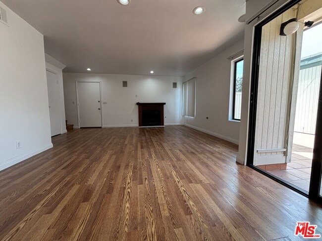 Primary Photo - 10574 Sunland Blvd