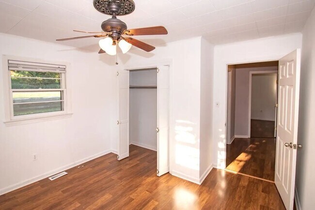 Building Photo - Spacious Home Bryson City limits