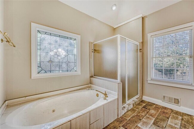 Building Photo - 1111 Lake Washington Dr NW