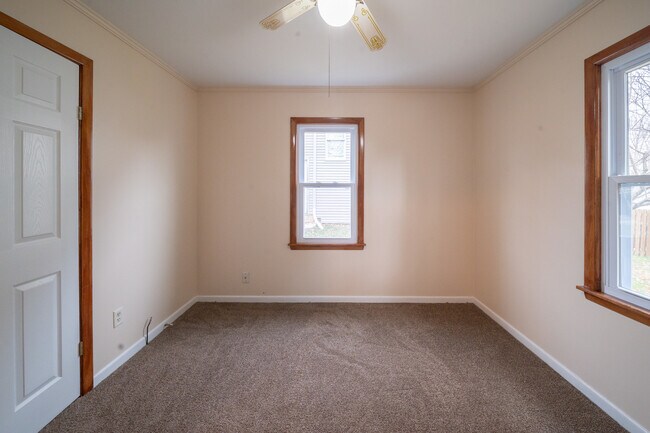 Building Photo - 138 Oak Ln