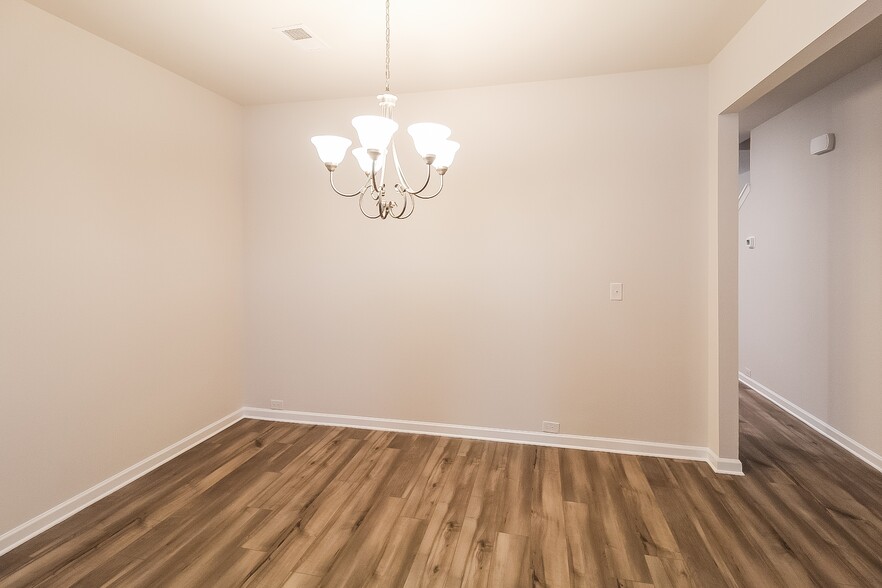 Building Photo - 2855 Saratoga Lake View