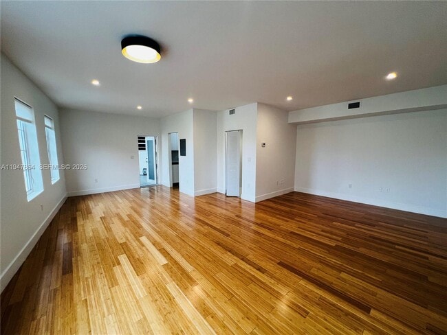 Building Photo - 960 Bay Dr