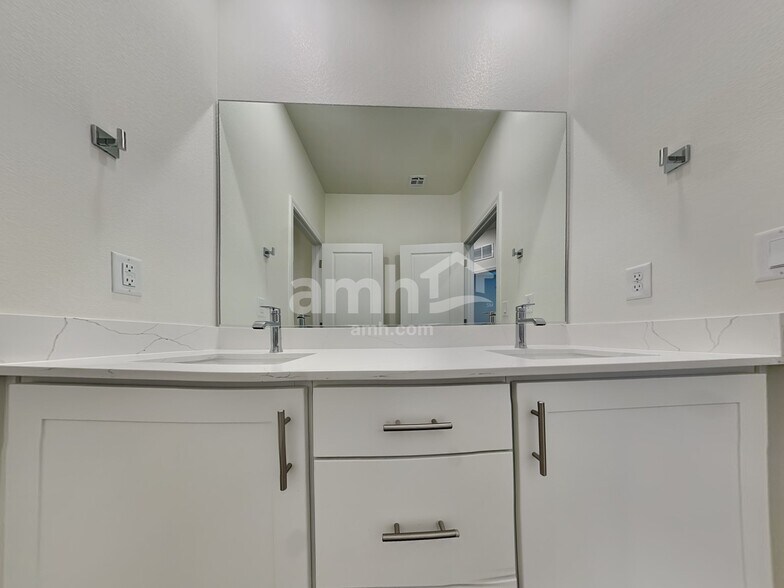 Building Photo - 525 Speckled Orchid Pl