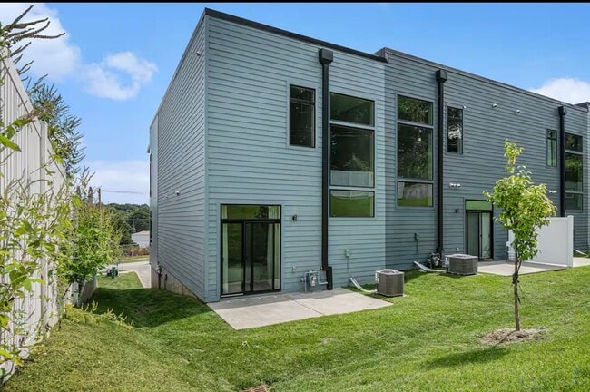 Building Photo - Fully Furnished 2 Master Suites | Luxe Townhome Near UNMC