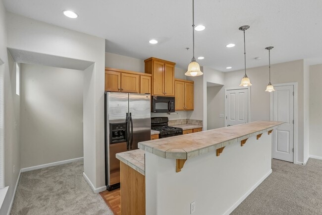 Building Photo - Dual-Suite 2BR/2.5BA Townhome-Style Condo — Gas Fireplace, Balcony & Attached Garage | Heron Cree...