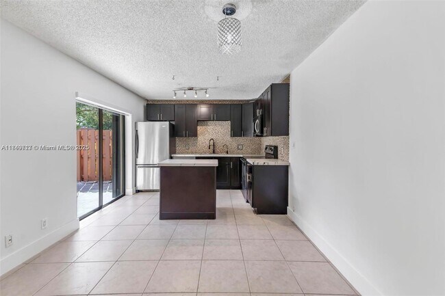 Building Photo - 2551 Camelot Ct