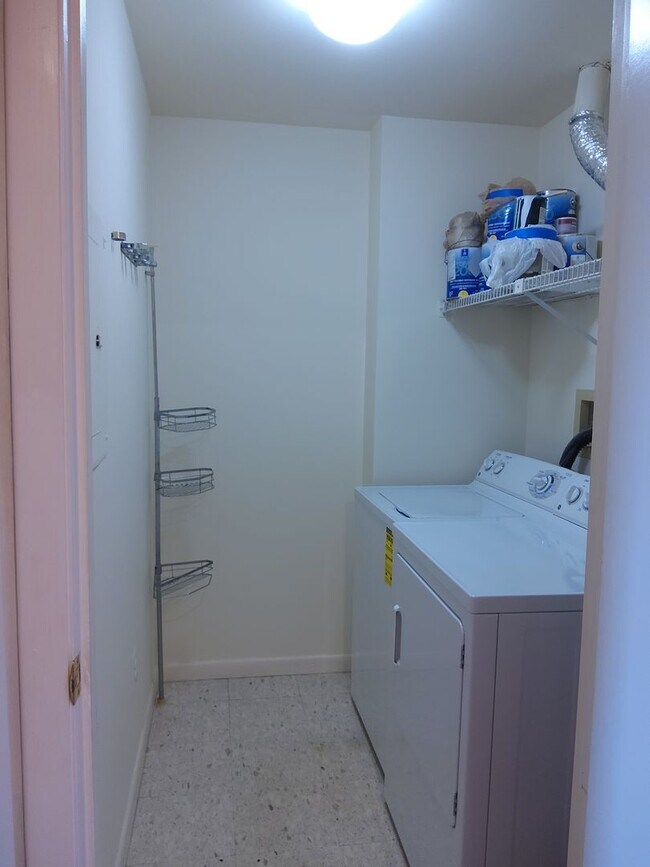 Building Photo - Two Bedroom/ Two Bath Condo at Falls Garde...