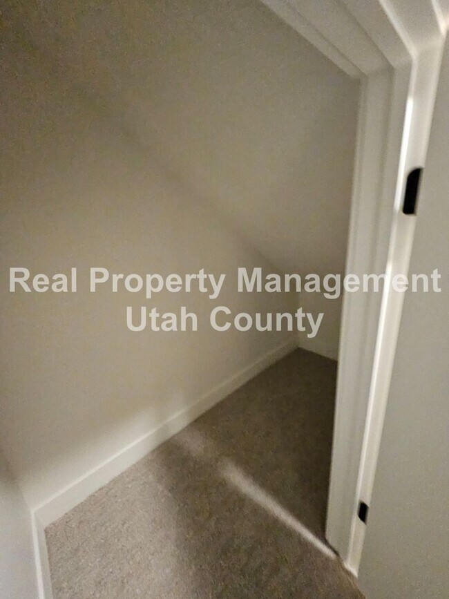 Building Photo - Provo Town home